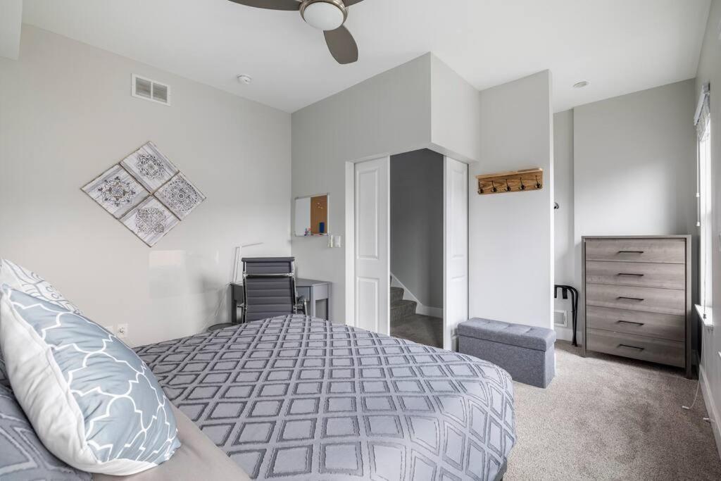 4 Bedroom 3 Bath Sleeps 10 Pet Friendly Private Backyard, 2 Car Garage, City Views, Close To All Stadiums And Casino Pittsburgh Esterno foto