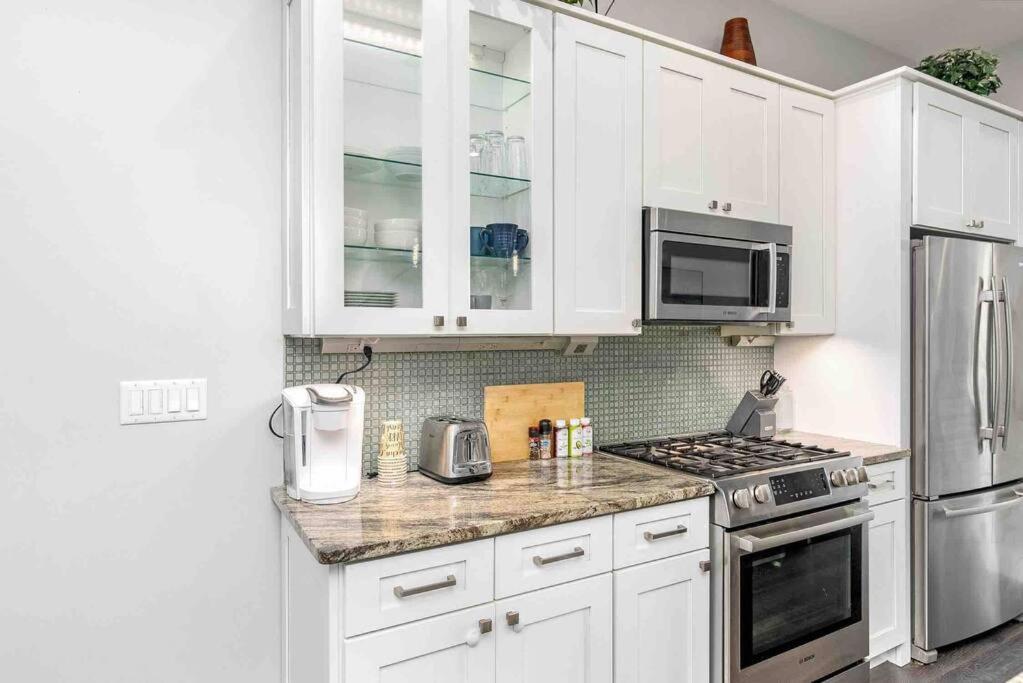 4 Bedroom 3 Bath Sleeps 10 Pet Friendly Private Backyard, 2 Car Garage, City Views, Close To All Stadiums And Casino Pittsburgh Esterno foto