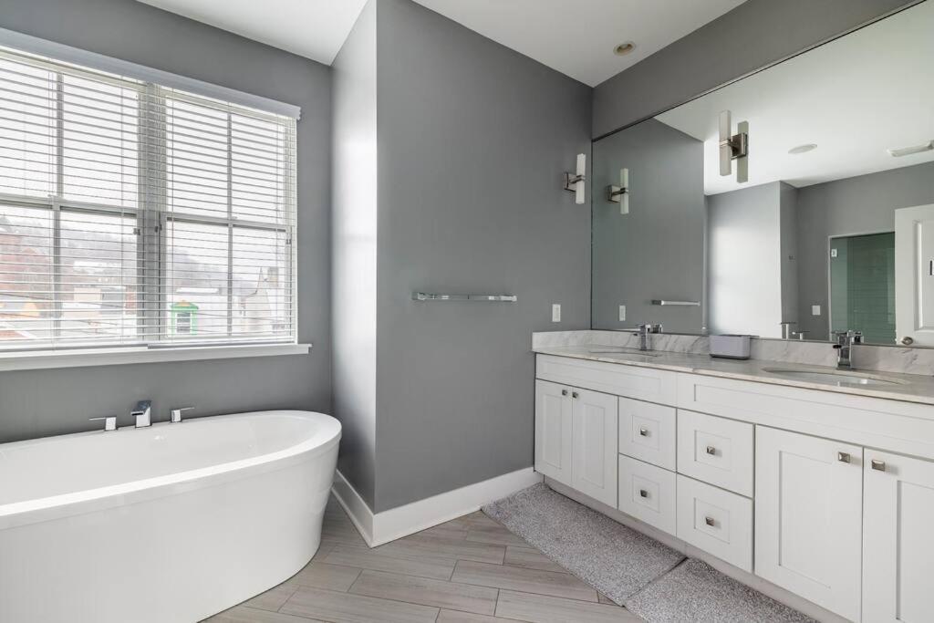 4 Bedroom 3 Bath Sleeps 10 Pet Friendly Private Backyard, 2 Car Garage, City Views, Close To All Stadiums And Casino Pittsburgh Esterno foto